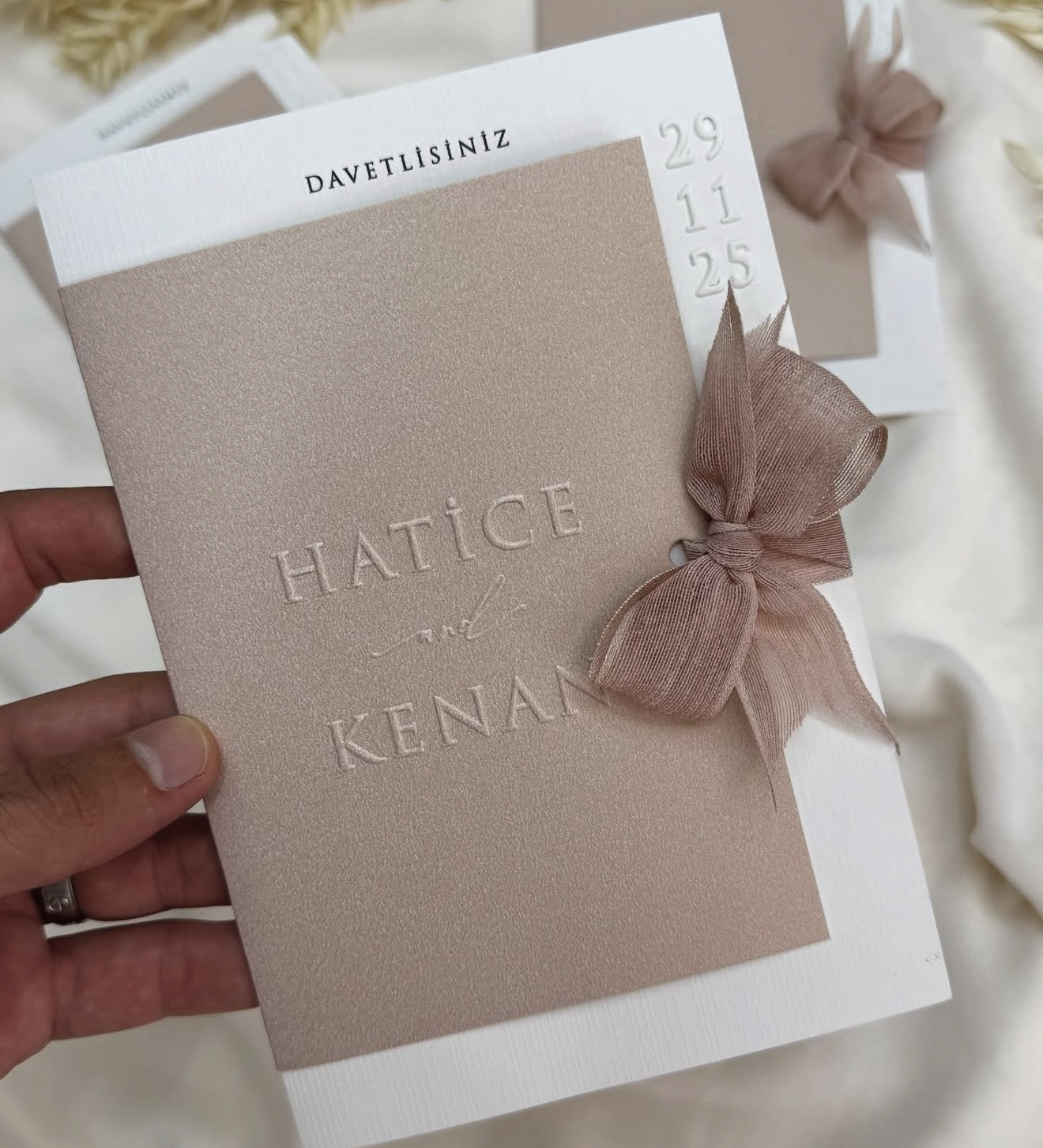 Faire-part "Le Jardin Secret" - Format Carnet, Relief Tactile et Papillons en Tissu