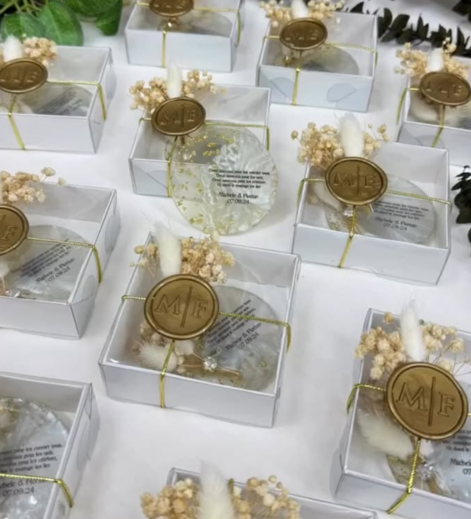 Magnet cadeaux emballé – Raffinement & élégance intemporelle